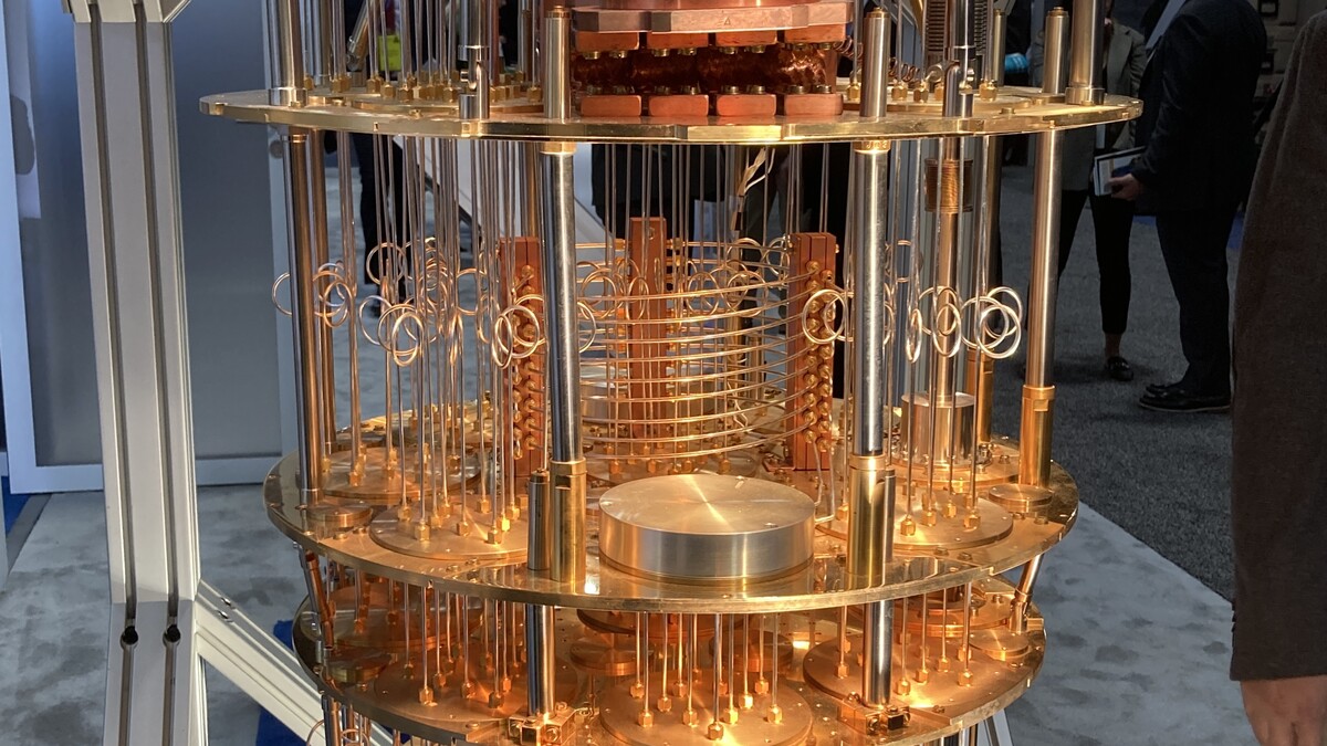 Lustre criogênico dourado de um processador quântico em laboratório