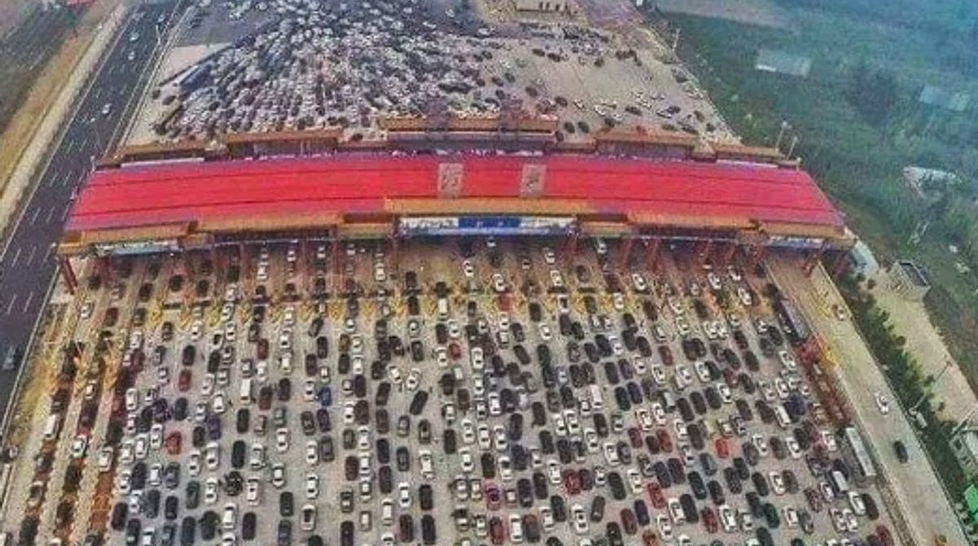 Vista aérea da praça de pedágio na via expressa G4 na China: O Mito das 36 Faixas